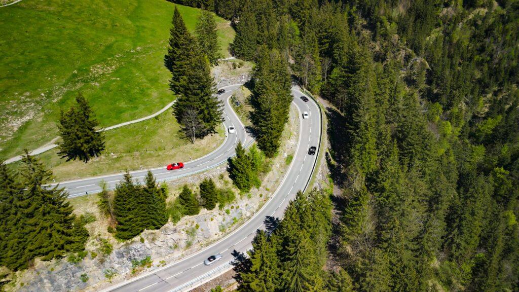 Luftaufnahme von Sportwagen auf einer kurvigen Straße im Schwarzwald.
