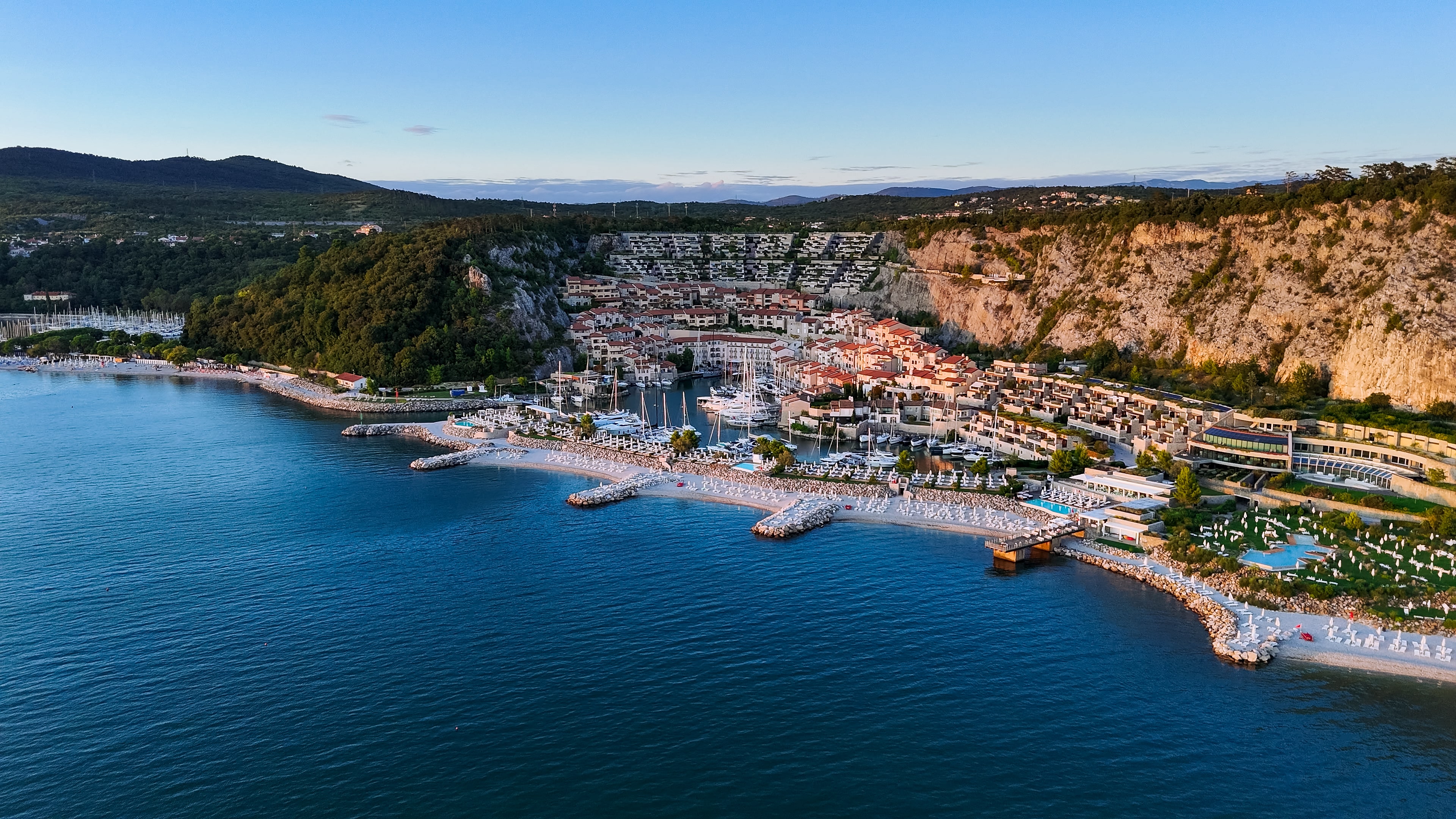 Luftaufnahme des Luxusresorts Portopiccolo, Ziel einer Sportwagen Erlebnisreise an der Adria.
